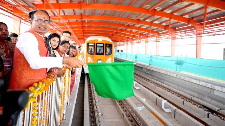 मुख्यमंत्री श्री चौहान ने भोपाल मेट्रो रेल के ट्रायल रन का किया शुभारंभ